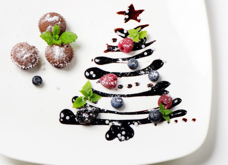 Árbol de navidad con chocolate caliente y frutas
