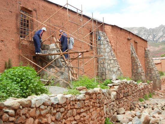 die Stützmauern an unserer Kirche in Esmoraca nehmen Gestalt an
