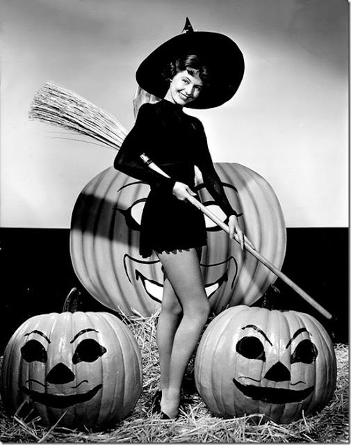 Pin Up Spirit On Halloween The Witches Play