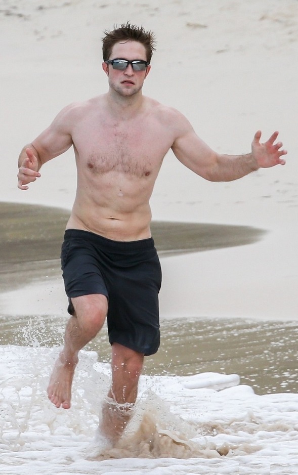 Роберт паттинсон на пляже Роберт паттинсон на пляже