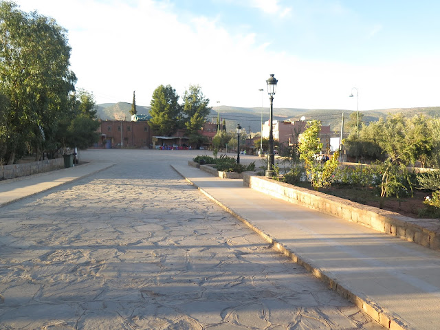 Plaza que da acceso -a derecha e izquierda- a las Casacadas de Ouzoud