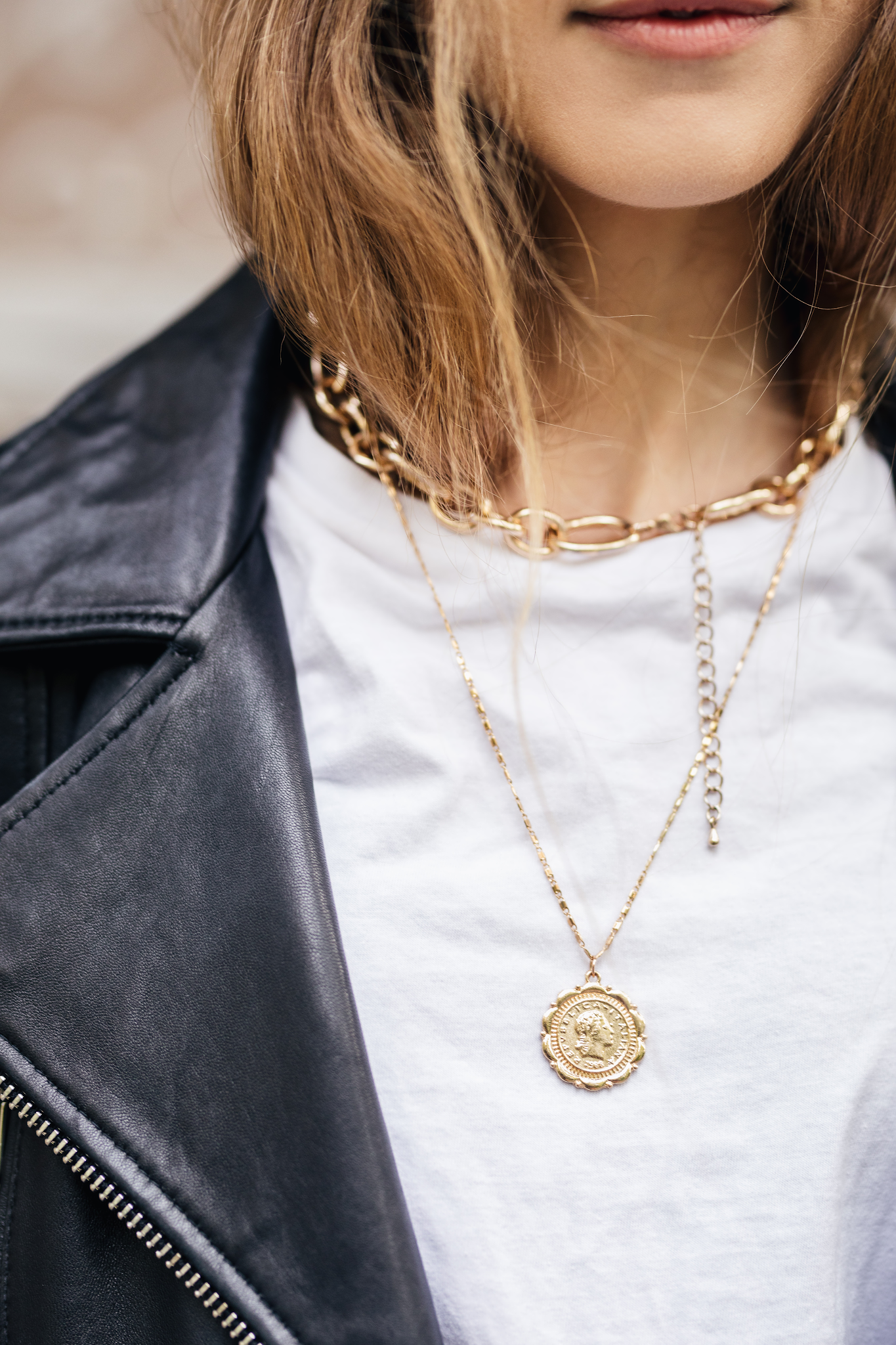 Valkoinen t-paita, kultainen ketjukaulakoru ja nahkatakki - White t-shirt, golden chain necklace and leather jacket