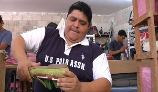 Yucateco convierte el henequén en zapatos, bolsas y carteras