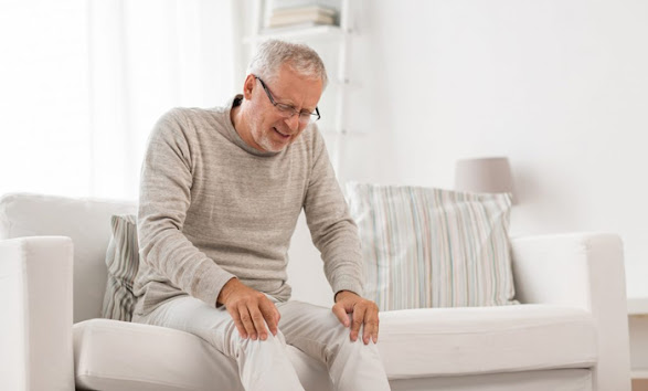 Arthritis of the knee: Causes, signs and treatment Older people have a higher risk of arthritis than younger people
