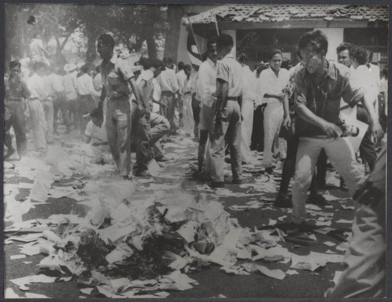 Indonesia Zaman Doeloe: Pembakaran atribut dan material 