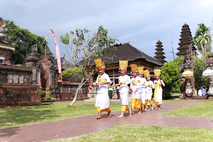 Bupati Suwirta Bersembahyang di Pura Watu Klotok, Doakan Pandemi Berakhir