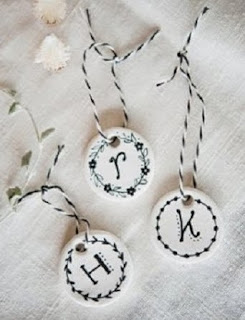 http://manualidadesreciclables.com/14689/llaveros-de-inicial-con-yeso