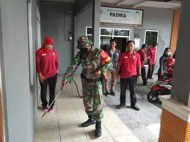 Kodim Sragen - Cegah Virus Corona, Babinsa Geneng Duwurn Semprot Disinfektan