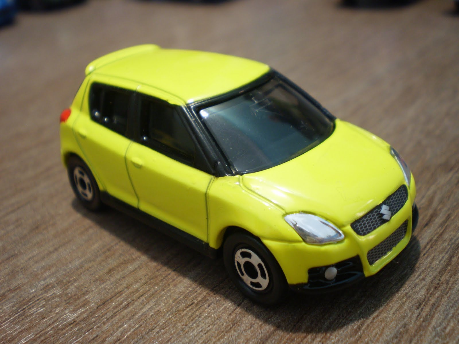 1/64 Die-cast Toy Cars....: Tomica - Suzuki Swift (1st Gen)