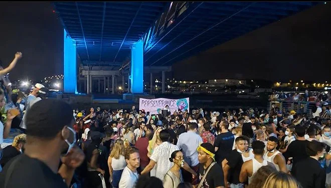 Tiệc tùng trái phép dù Covid-19