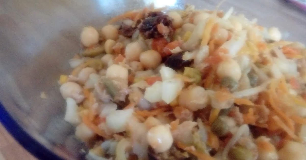 Recetecum Ensalada de garbanzos con atún, tomate seco y alcaparras