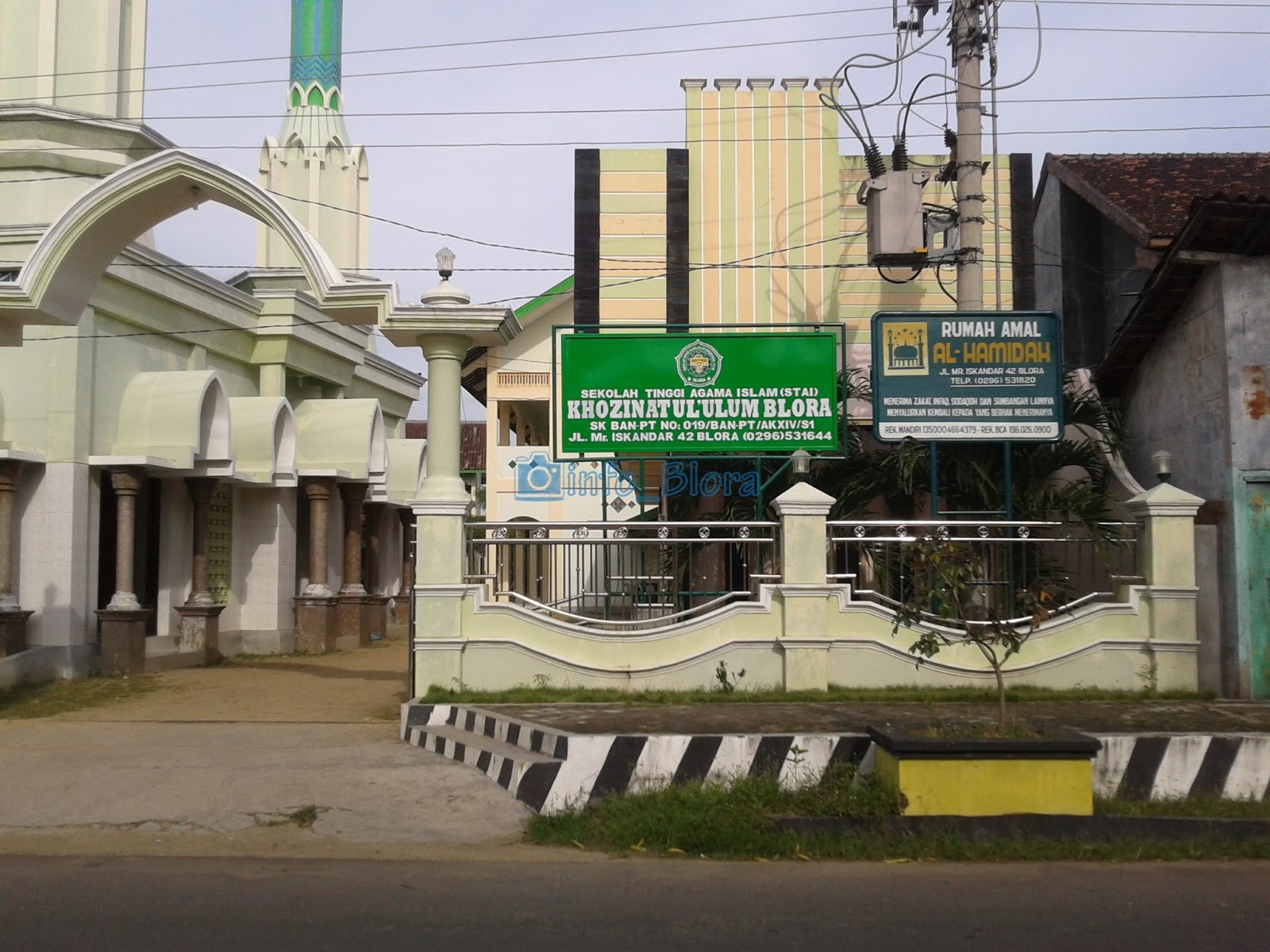Gedung Sekolah Tinggi Agama Islam Khozinatul Ulum Blora.