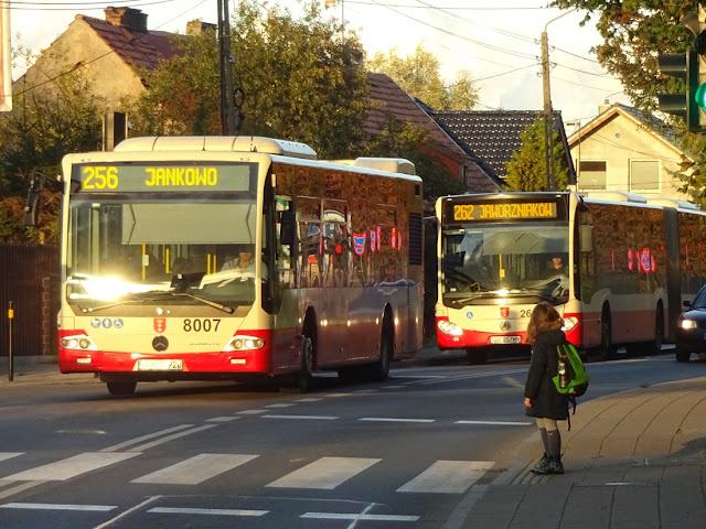 Od poniedziałku więcej osób w komunikacji miejskiej - Czytaj więcej »