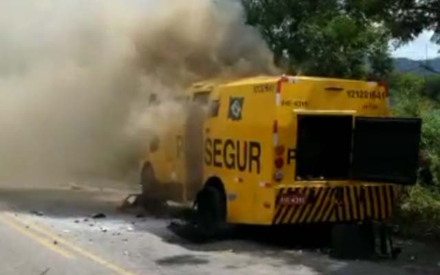 Jacobina: Quadrilha fortemente armada explode carro-forte na BR-324