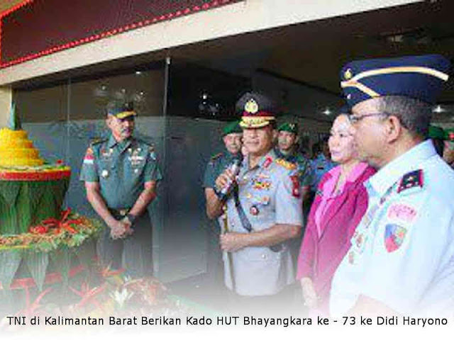 TNI di Kalimantan Barat Berikan Kado HUT Bhayangkara ke - 73 ke Didi Haryono TNI di Kalimantan Barat Berikan Kado HUT Bhayangkara ke - 73 ke Didi Haryono