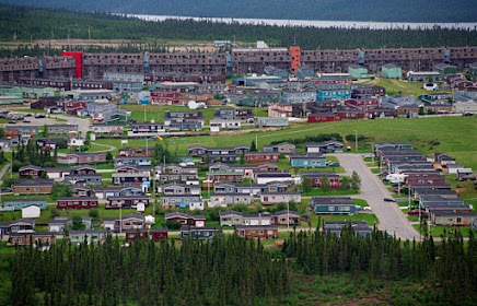 El muro habitado cortavientos de la ciudad de Fermont Canadá The inhabited wall windbreak of the city of Fermont Canada
