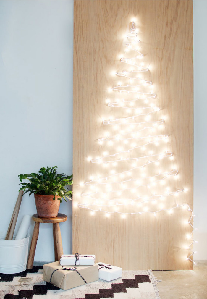 albero di Natale fatto con pannello di legno e filo di luci