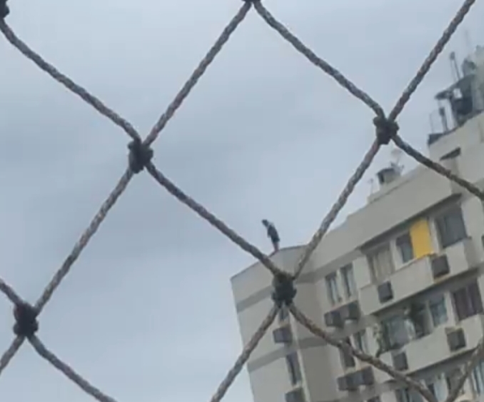 HOMEM COMETE SUICÍDIO PULANDO DE UM PRÉDIO - ATROCIDADES 18