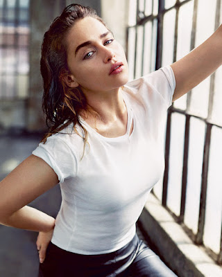 Model cantik dan seki pakai baju kaos ketat Emilia Clarke