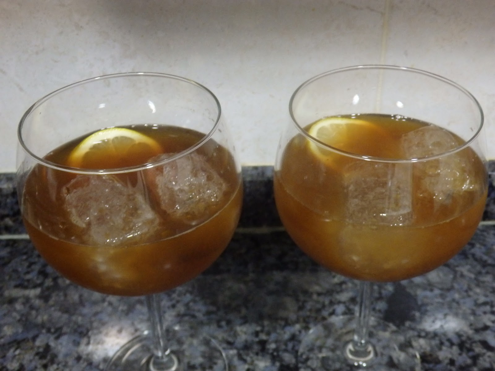 OSUKAA IS COOKING COCKTAIL DE VERMUT NEGRO, GINEBRA Y ZUMO DE NARANJA