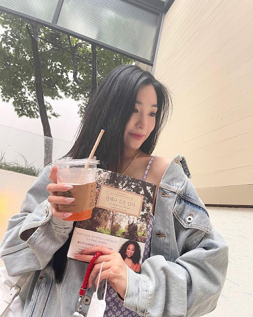 SNSD Tiffany is up to read her new book! - Wonderful Generation
