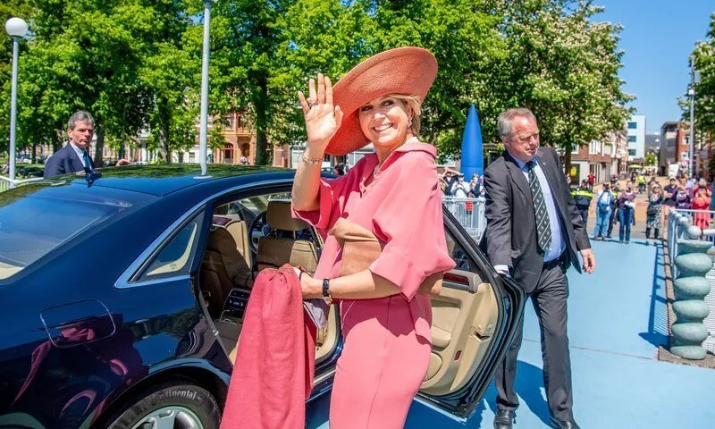 Queen Maxima wore pink silk shirt and wide-leg silk pants from Natan, and flower coral earrings from Van Cleef and Arpels