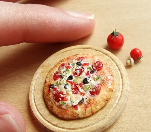 05-Pizza-Small-Miniature-Food-Doll-Houses-Kim-Fairchildart-www-designstack-co