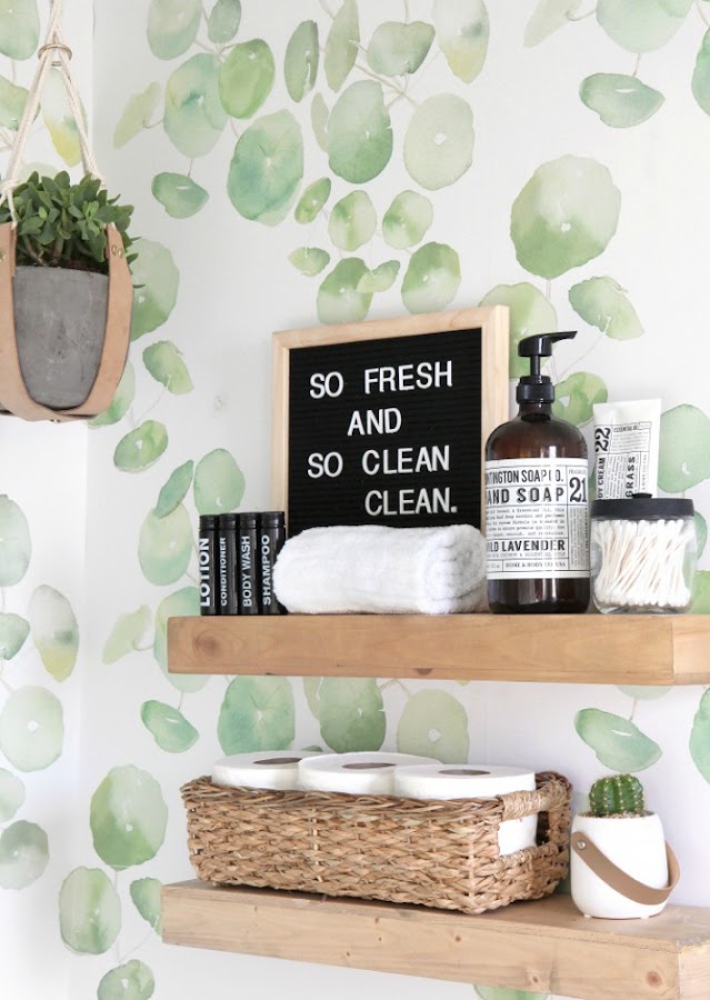 Cómo dar vida a un baño aburrido con decoración lowcost