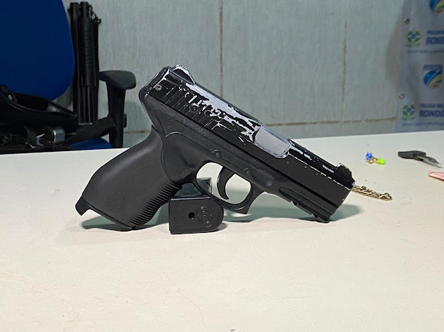 Gasolina acaba após tentativa de roubo e criminosos são presos pela PM com arma de brinquedo