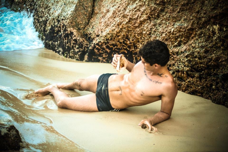 Sebastião Neto posa de sunga na Praia do Arpoador.
Foto: Muel Tsunamy 