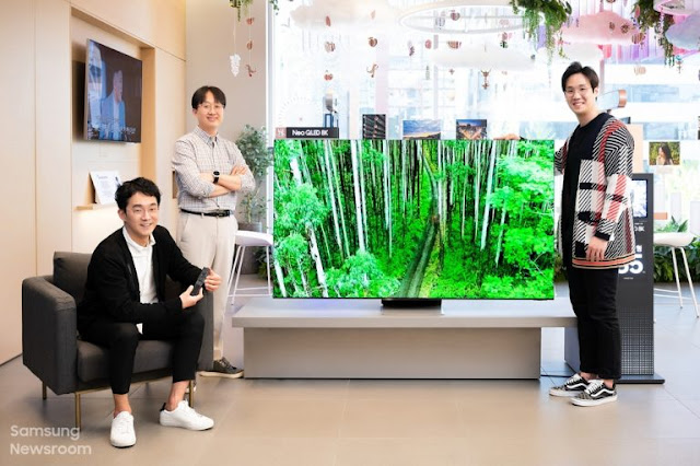 (From left) Engineers Kwanyoung Kim and Seungsan Han, and designer Sungdo Son – members of Samsung Electronics’ Visual Display Business, and the developers behind the company’s new solar cell-powered remote control and environmentally friendly TV packaging