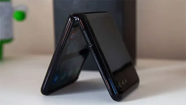 تسريبات حول قدوم  Galaxy Z Flip 3 Lite هذا العام