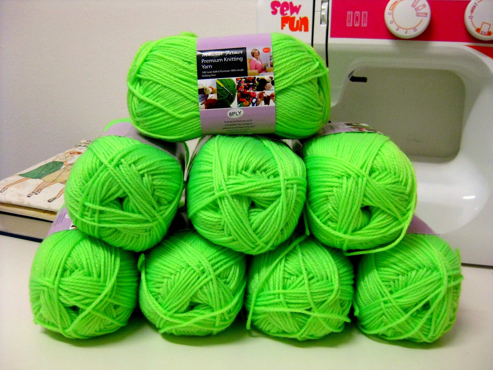 Цвет ниток для вязания. Зеленая пряжа для вязания. Неоновые нитки для вязания. Салатовые нитки для вязания.
