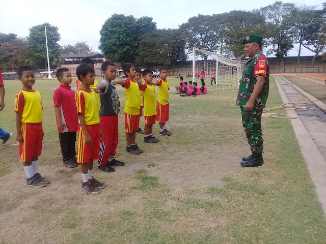 Menumbuhkan Sikap Disiplin, Babinsa Manisrenggo Latih PBB Murid SD