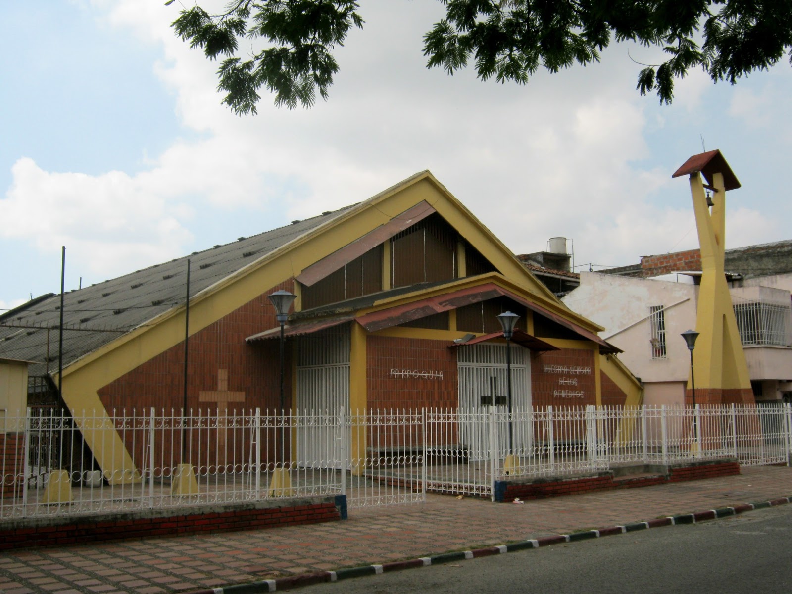 CESAR ARTURO CASTILLO PARRA IGLESIAS PARA RICOS E IGLESIAS PARA POBRES