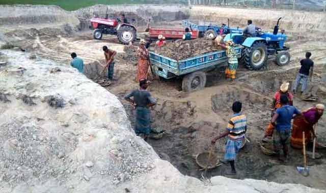 গাইবান্ধার শহর রক্ষা বাঁধ হুমকির মুখে: কর্তৃপক্ষ নির্বিকার বাঁধ ঘেঁষে ঘাঘট নদী থেকে ট্রাক্টর দিয়ে অবৈধভাবে মাটি কেটে ব্যবসা