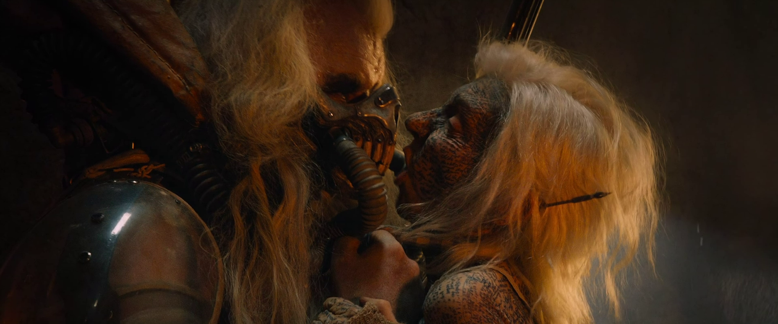 безумный макс дорога ярости фильм 2015 джо. безумный макс 2015 несмертный джо и его жены. кортни итон дорога ярости. жена бессмертного. шарлиз терон безумный макс.