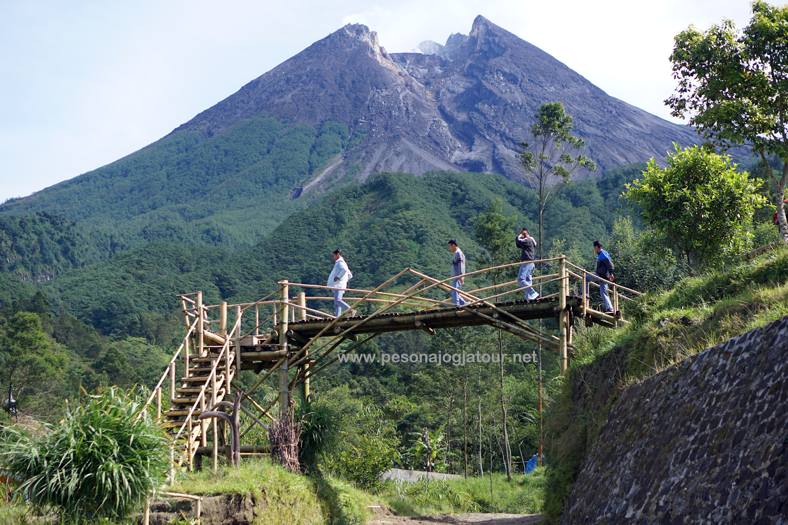 Bukit Klangon melihat Puncak Gunung Merapi begitu dekat - Paket Wisata