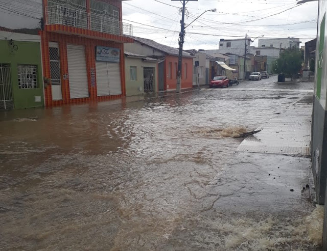 Piritiba: Chuva forte alaga ruas, invade casas e pontos comerciais