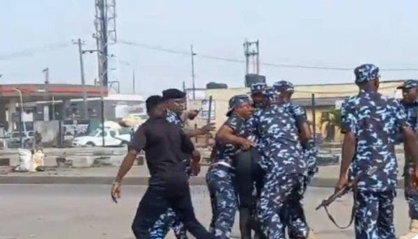 Watch the moment Police arrests June 12 protesters at Ojota Lagos state (Video)