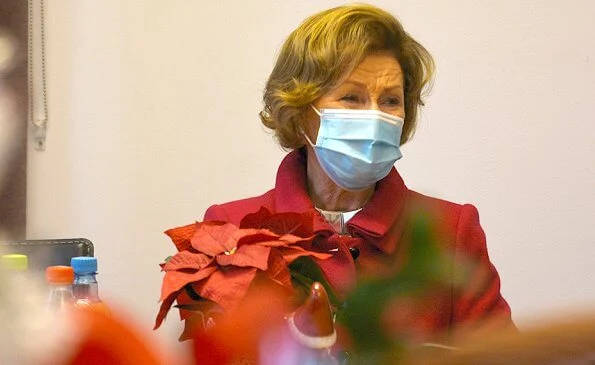 Queen Sonja of Norway paid a pre-Christmas visit to Oslo Crisis Center and Bokollektivet