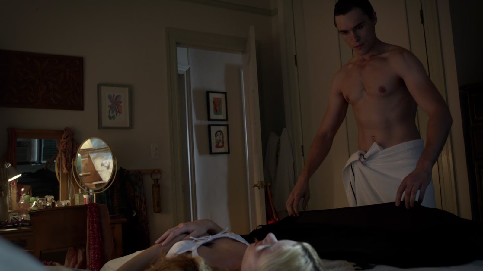 Sam Underwood shirtless in The Following 2-01 "Resurrection" .