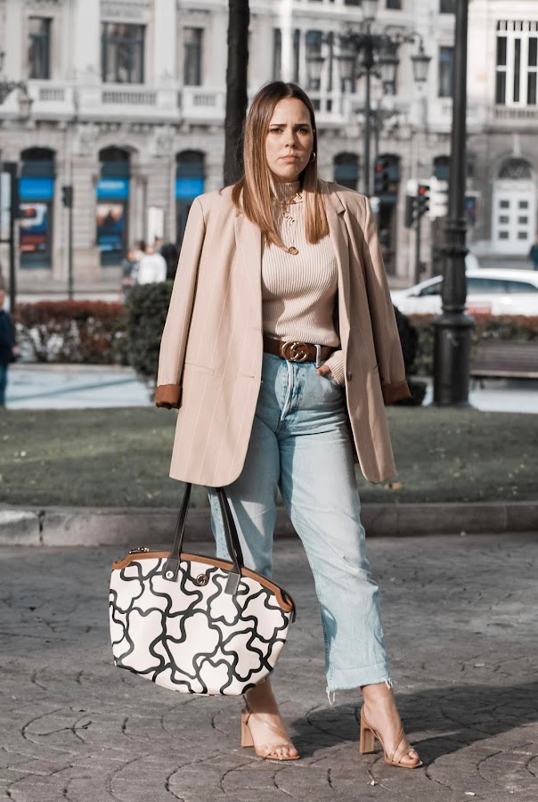 Outfit con blazer oversize en tonos tarrones