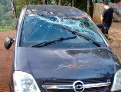 Iretama: Carro capota em estrada rural