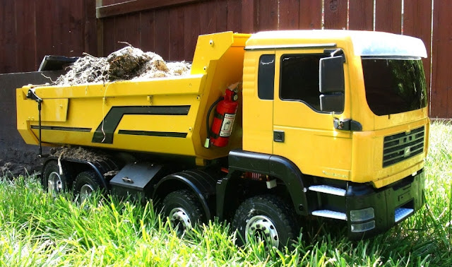 truk mainan besar-kuning besar