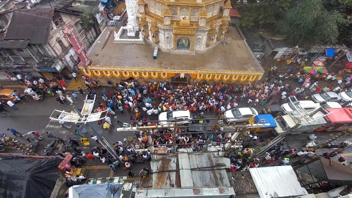 दगडूशेठ गणपतीच्या दर्शनाला उसळली गर्दी; आज अंगारक चतुर्थीच्या मुहूर्तावर भाविक गणराया चरणी लीन