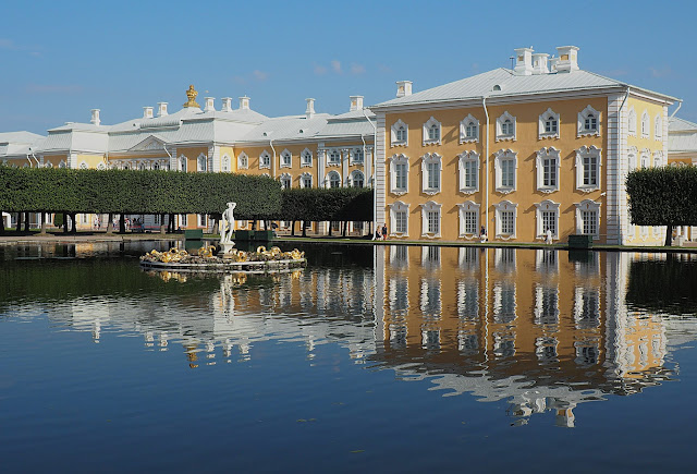   (Peterhof Palace)