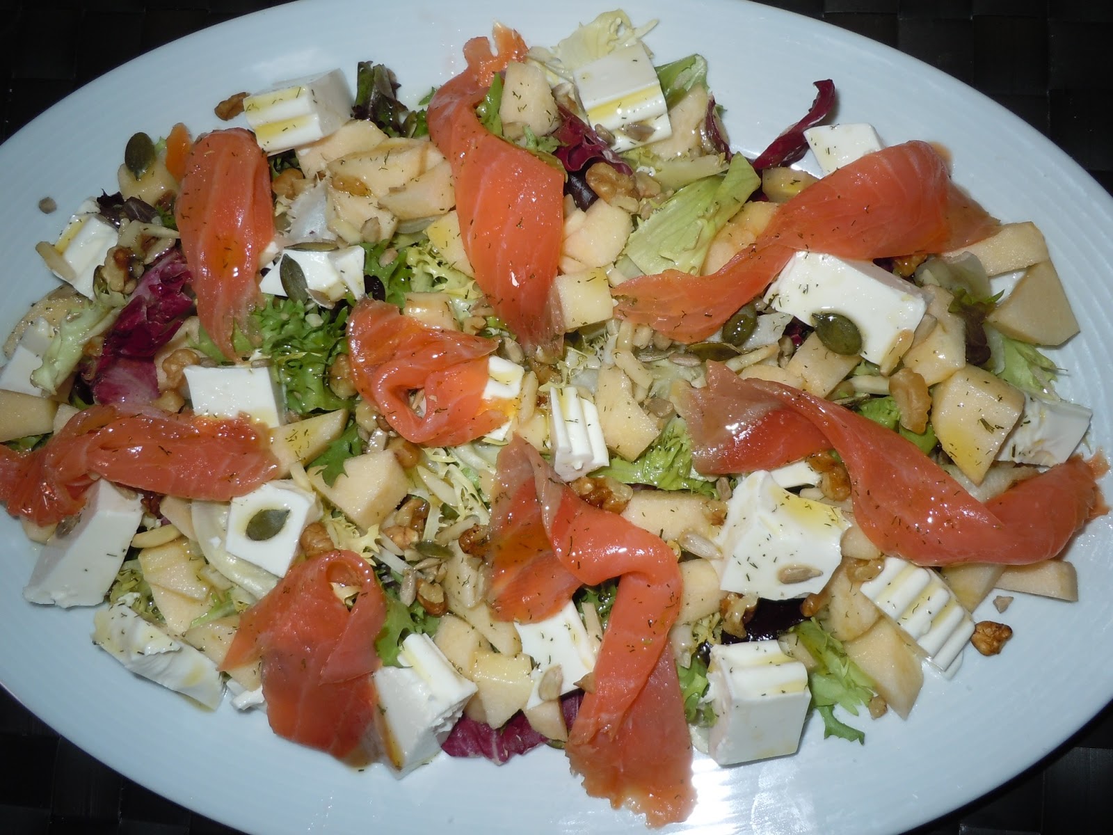 ENSALADA DE SALMÓN AHUMADO,MANZANA Y FRUTOS SECOS