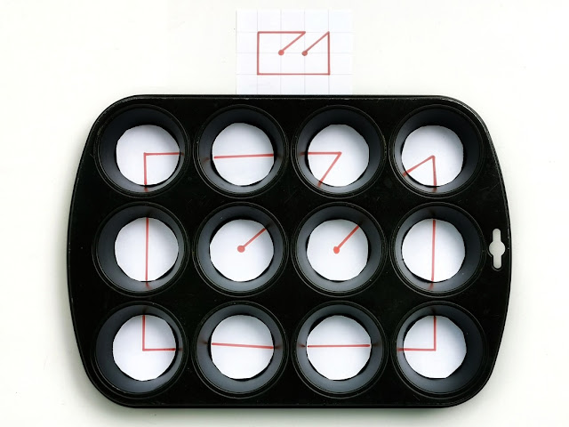 zabawy na spostrzegawczość, na zdjęciu foremka z kółkami tworzącymi wzór z linii taki sam jak na kartce leżącej ponad foremką