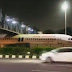 Vídeo: avião fica 'entalado' debaixo de passarela e vídeo viraliza nas redes sociais